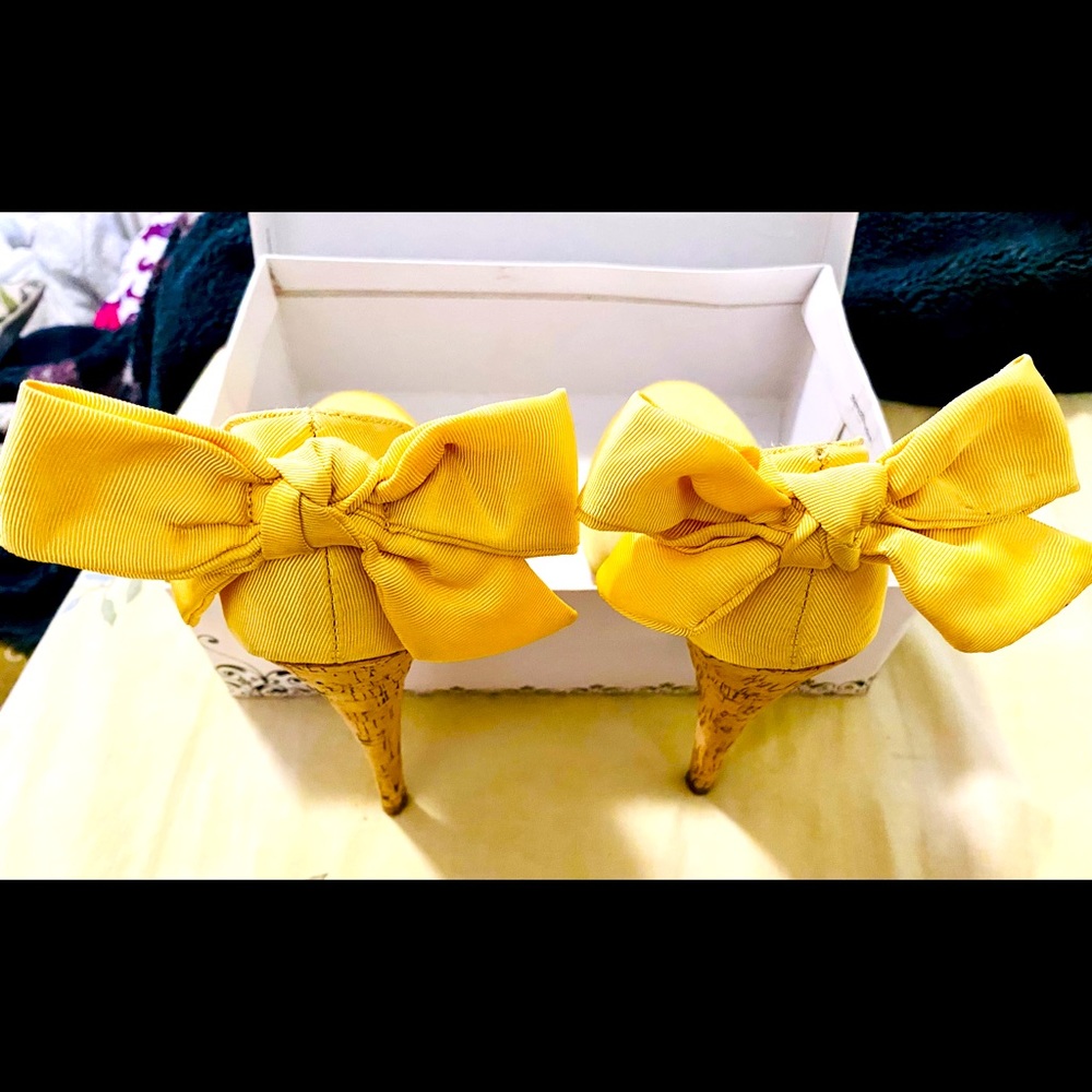 Shine bright like the Sun YELLOW PUMPS